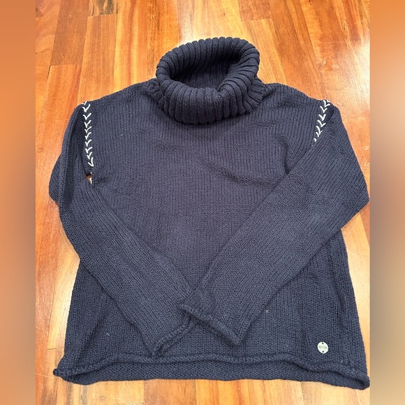 Roxy navy sweater. - Picture 1 of 6